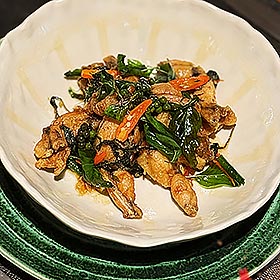 Cuisses de grenouille sautées au basilic sacré et poivre vert 