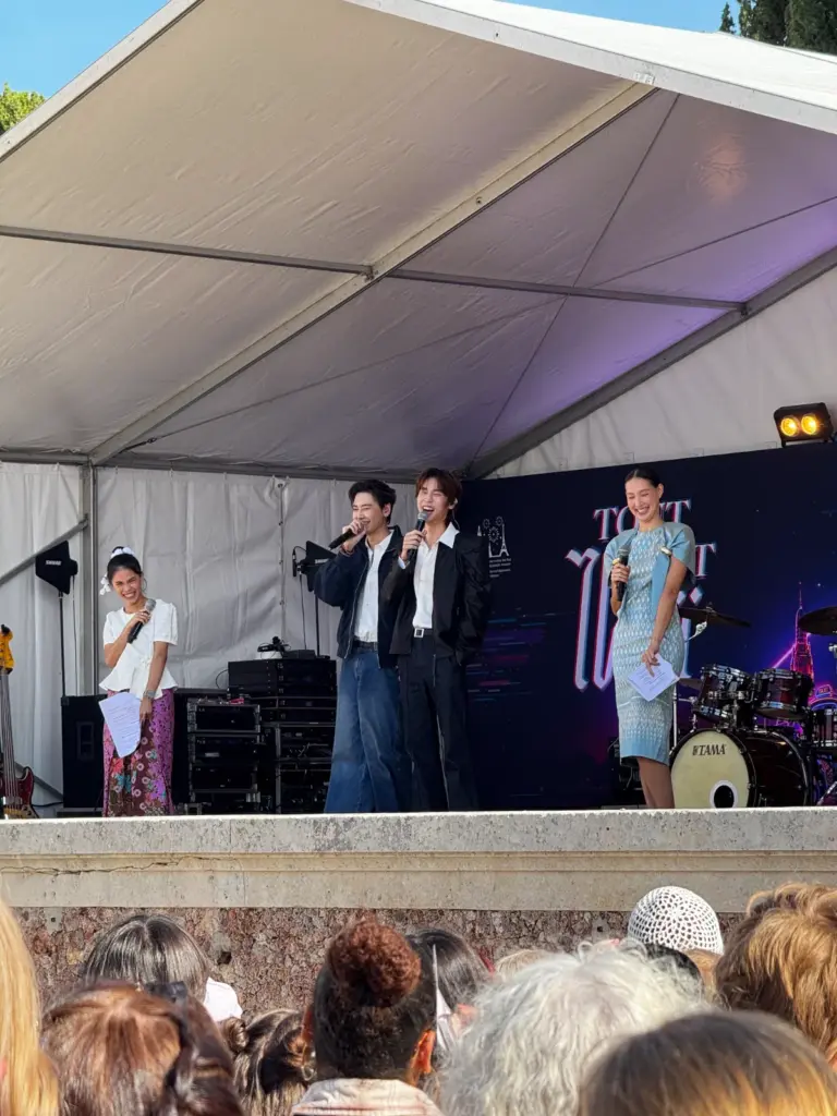 Boum et Prem prennent la parole sur la scène du festival, accompagnés de deux présentatrices.