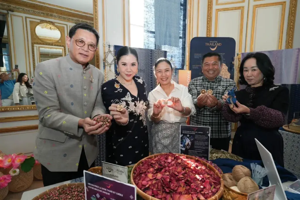 Quatre personnes présentent des préparations culinaires et des ingrédients autour d'une table dans un espace intérieur.